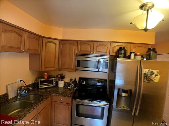 Building Photo - 100 W Hickory Grove Rd