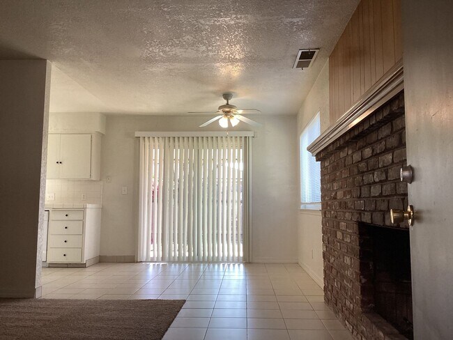 Building Photo - 4424-4426 E Dakota Ave