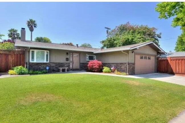 Primary Photo - Move right in! This is an ideal home, gorg...