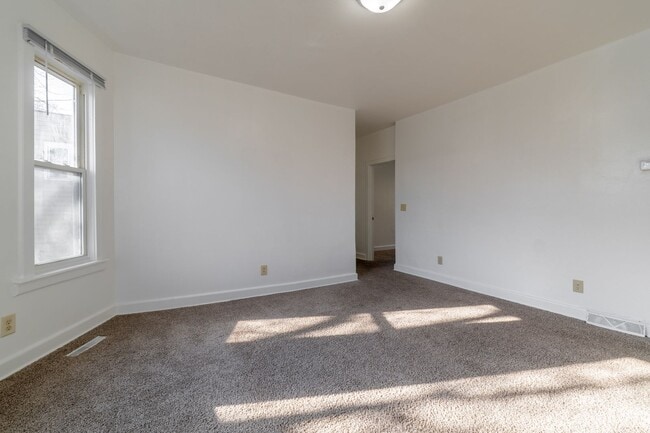 Building Photo - Spacious 4 Bedroom 2 Full Baths Available Kenosha