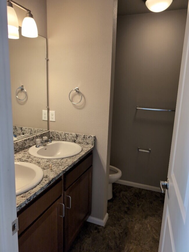 Building Photo - Newer 2BR/2.5BA in Englewood Townhouse with Garage. MOVE IN SPECIAL - $500 off first months rent