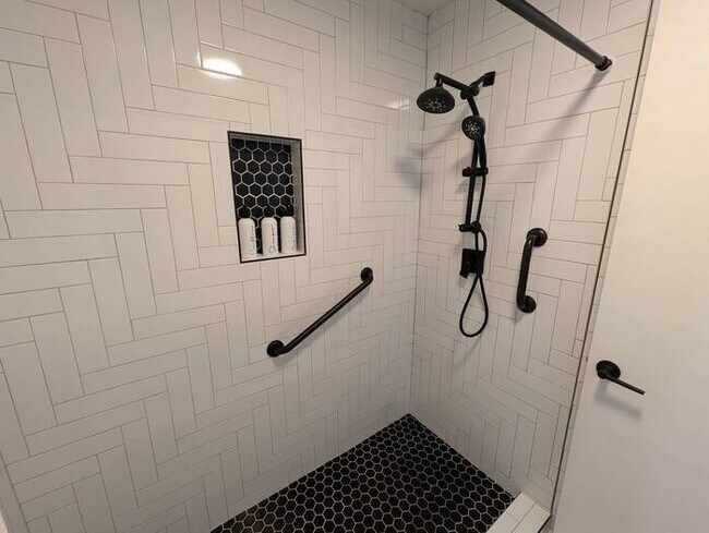 Building Photo - Furnished rental Forest Acres