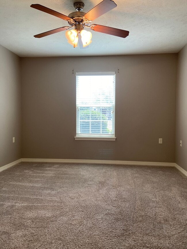 Building Photo - Condominium in FoxPointe