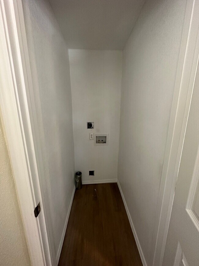 Building Photo - Fully update back house! All appliances included!
