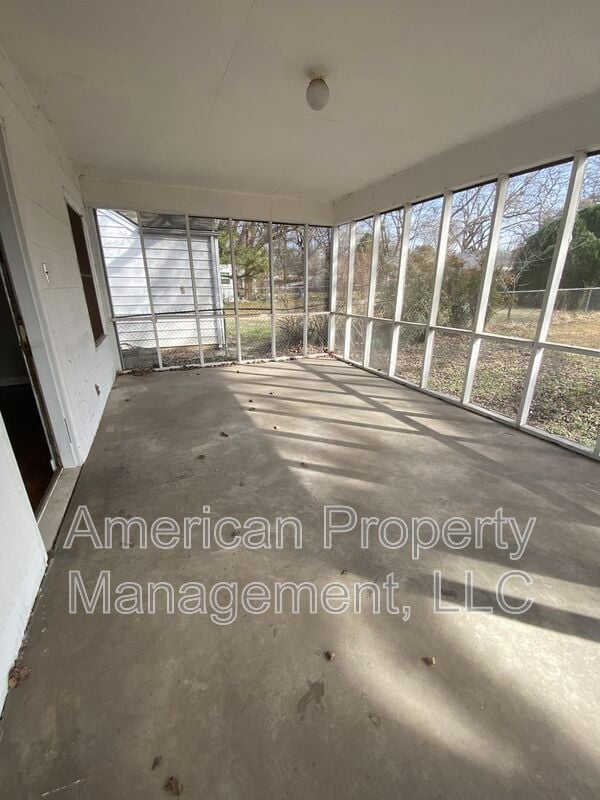 Building Photo - P2-1Q- 2808 E. 1st Pl.