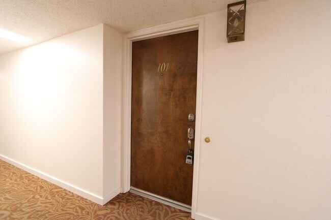 Building Photo - Upstairs 2-Bedroom Condo in South Redlands!