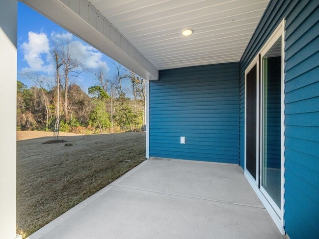 Building Photo - 4 bedroom Home in WATERSIDE!