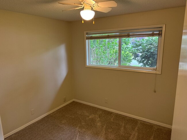 Building Photo - Discover this well-maintained 3-bedroom, 2-bath home in Eugene, OR.