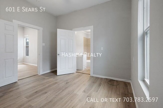 Building Photo - 601 E Sears St