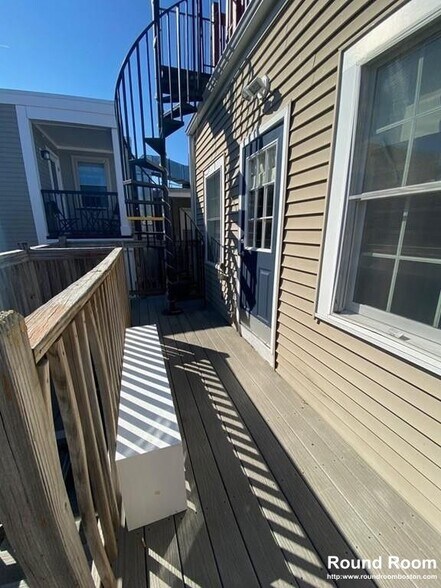 Building Photo - 261 W 2nd St