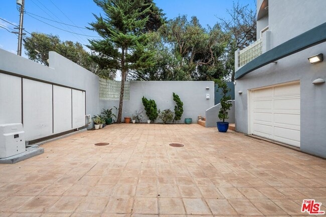 Building Photo - 11834 Pacific Coast Hwy