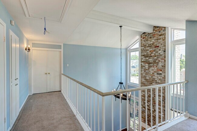 Building Photo - 5816 Lynbrook Dr