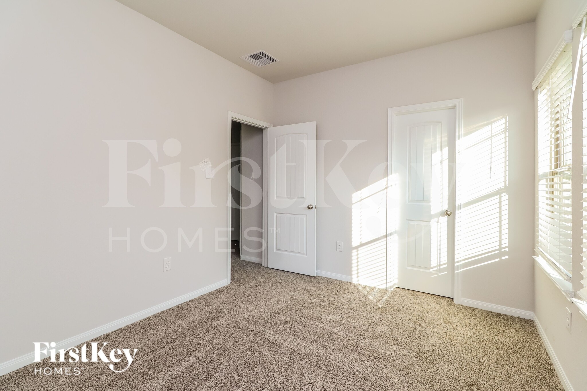 Building Photo - 14725 Country Club Dr