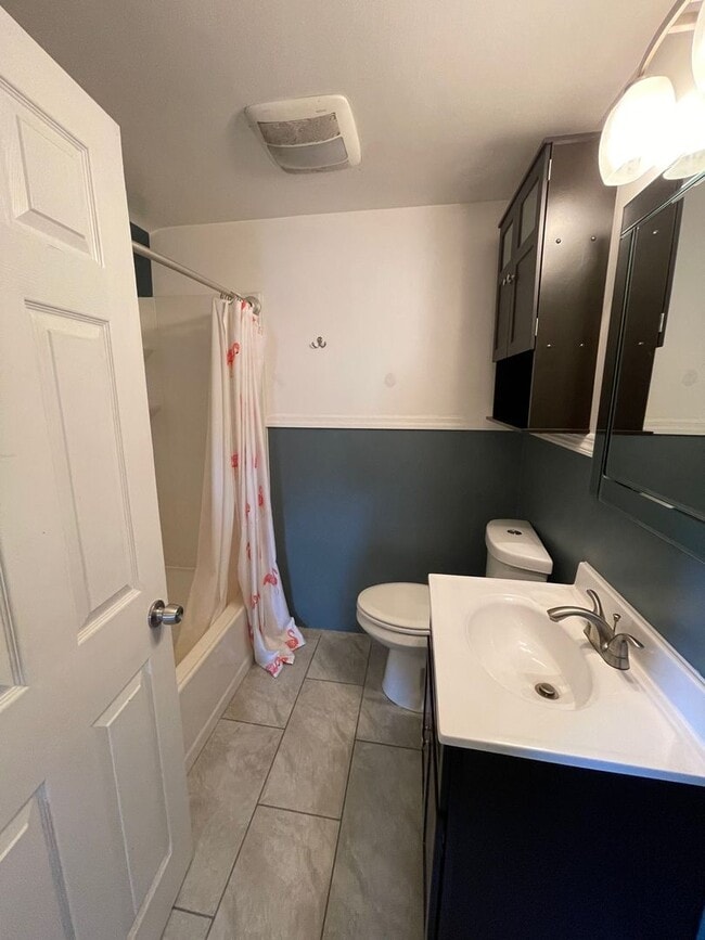 Building Photo - Duplex in prime neighborhood