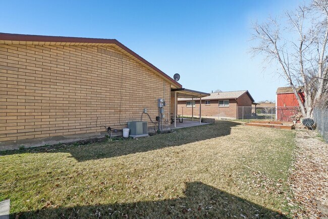 Building Photo - 240 W 220 S St