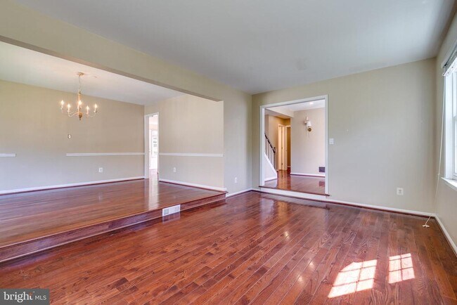 Building Photo - 12010 Sugarland Valley Dr