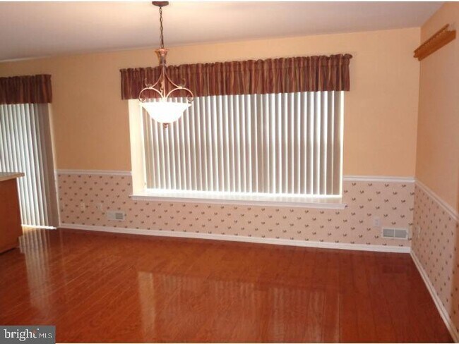 Building Photo - 2505 Saxony Dr
