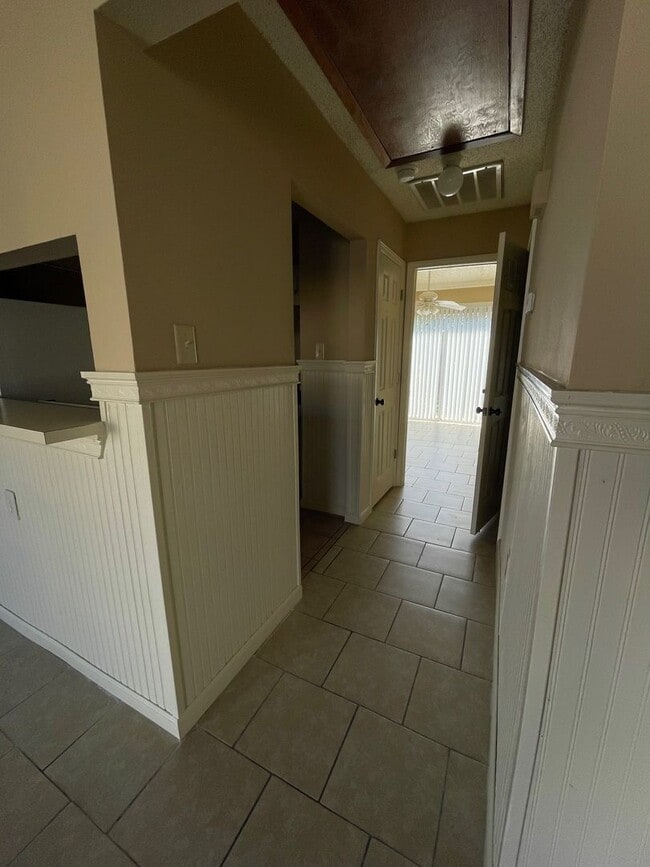 Building Photo - j14pr7