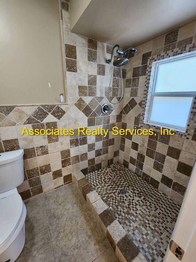 Building Photo - Must See!!! 3/2 in Pine Breeze (NW Gainesville)