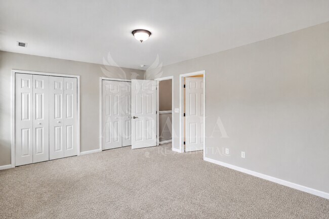 Building Photo - 255 Hampshire Downs Dr