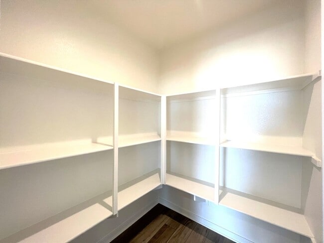 Building Photo - Beautiful Single Story 3 Bedrooms, 2 Bathr...