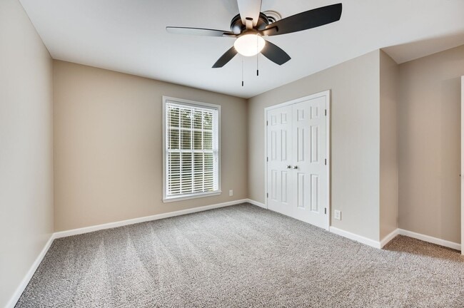 Building Photo - Awesome 2BE/BA townhouse in Bellevue!