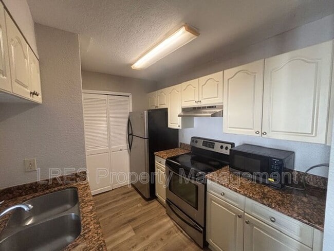 Building Photo - 2550 N Alafaya Trail