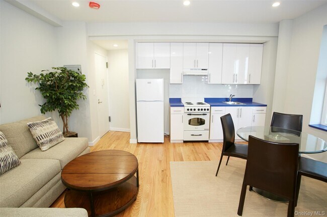 Building Photo - 215 E Broadway