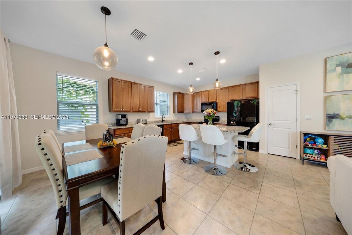 Building Photo - 932 Banyan Dr