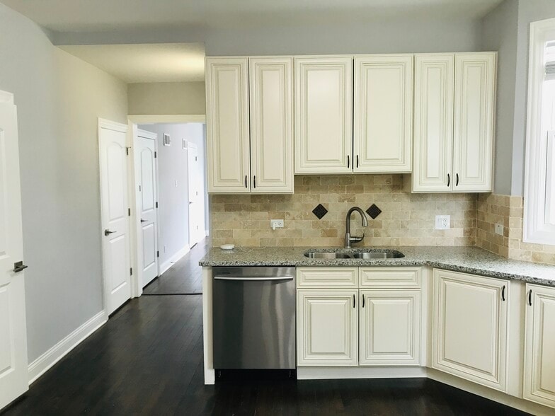 Building Photo - 2824 N Ridgeway Ave
