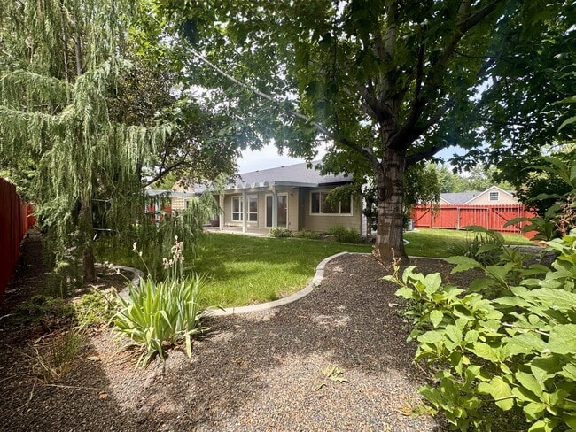 Building Photo - 1349 Tennessee Dr