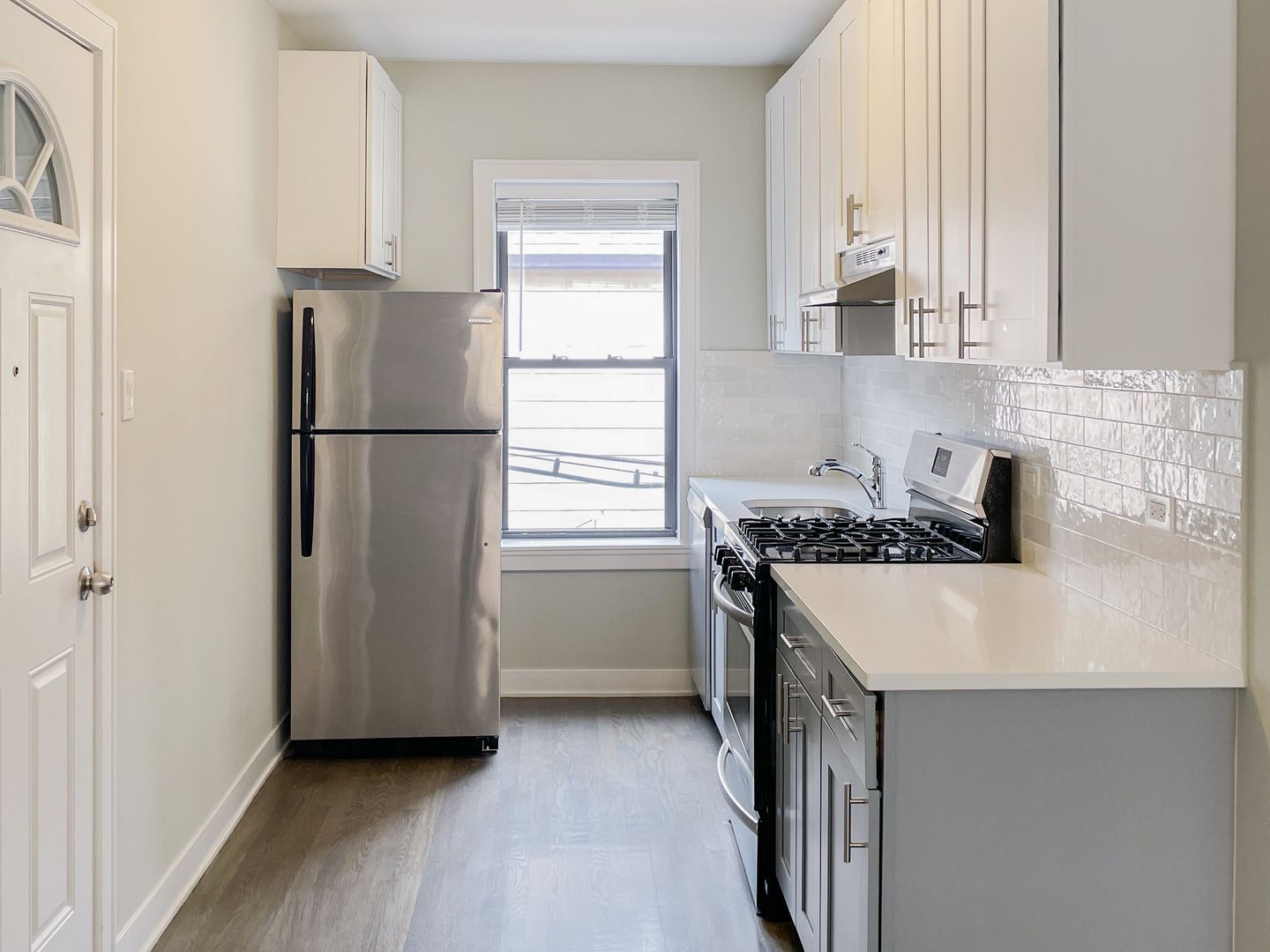 Building Photo - 1954 W Wilson Ave