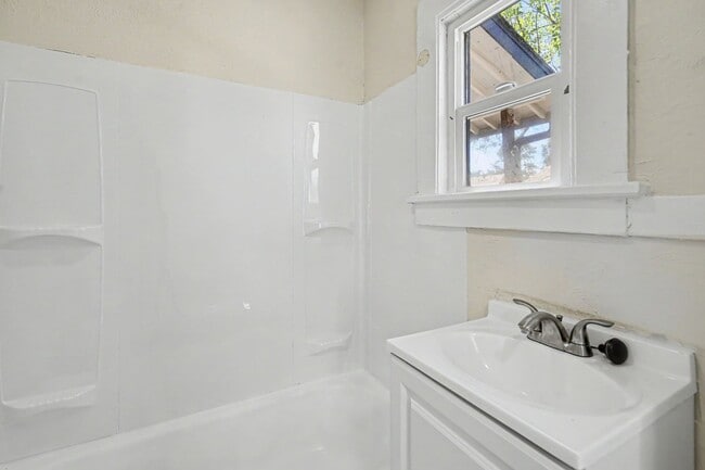 Building Photo - Charming 2 Bed / 1 Bath Duplex with Private Yard & Off-Street Parking