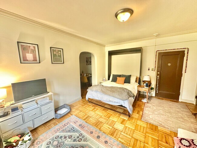 Building Photo - Great Studio in Glover Park/North Georgetown w/Murphy Bed, Walk-In Closet, Eat in Kitchen!