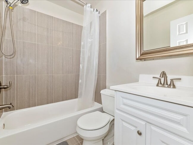 Building Photo - 584 Cotswold Ct