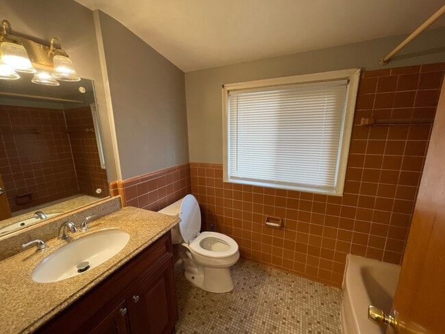 Building Photo - 3-Bedroom Home in Sought-After Cranbrook V...