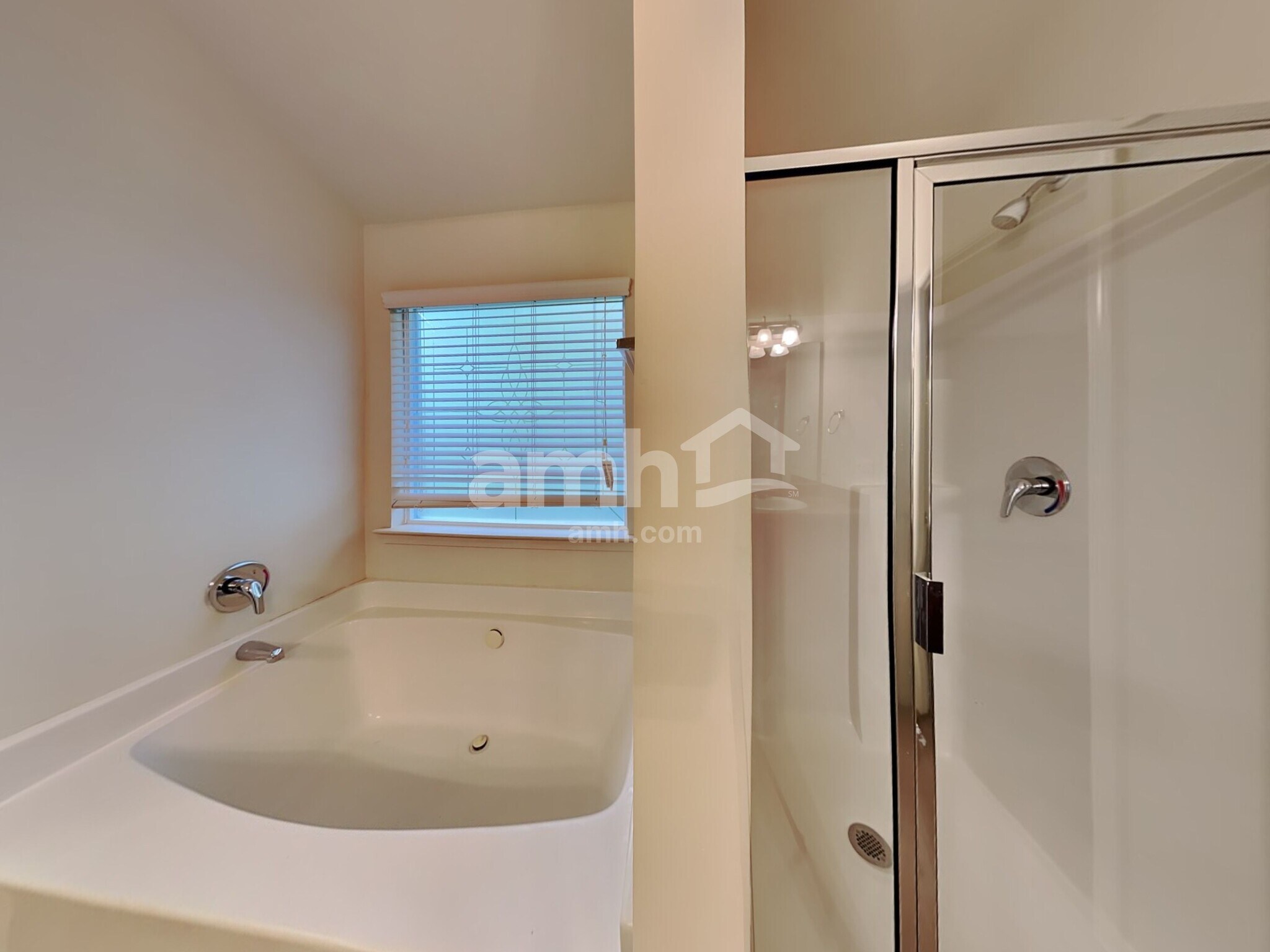 Building Photo - 908 Pine Ln