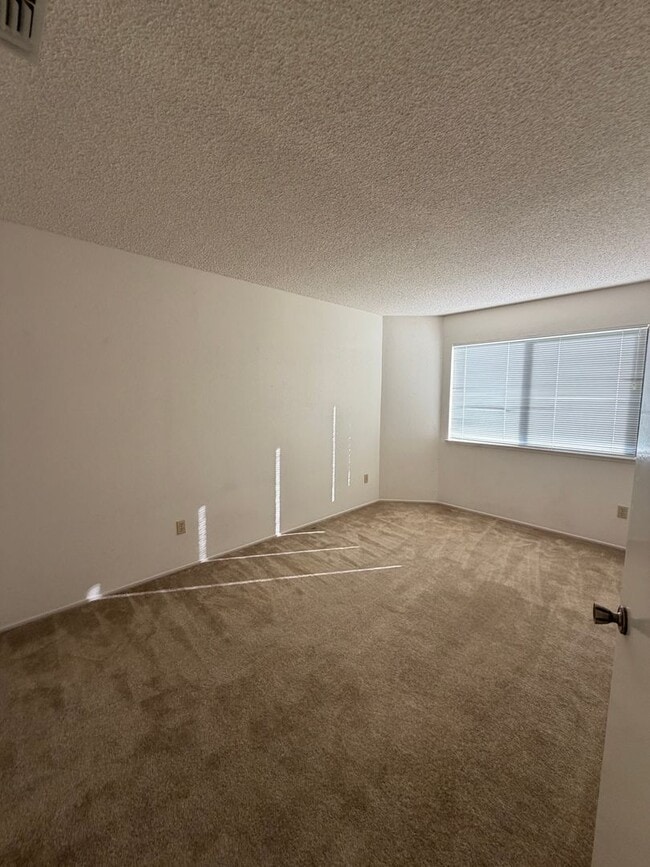 Building Photo - 3 Bed | 2.5 Bath | 2150SF | 2 Car Garage | Two Story | Tenant pays $190 for WS&G