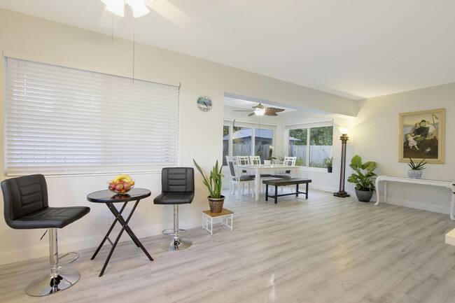 Building Photo - 466 Tequesta Dr
