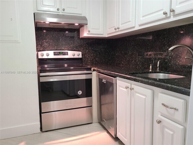 Building Photo - 999 Brickell Bay Dr