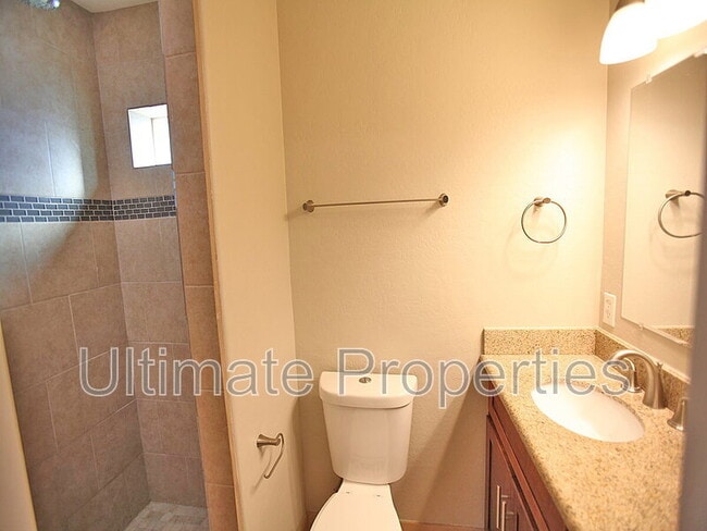 Building Photo - 1003 W Howe St