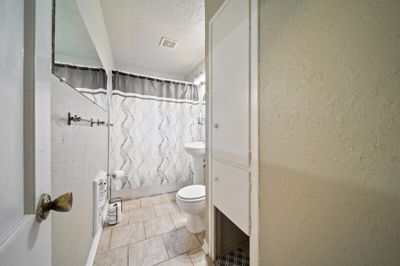 Building Photo - 1206 Oakwood Dr