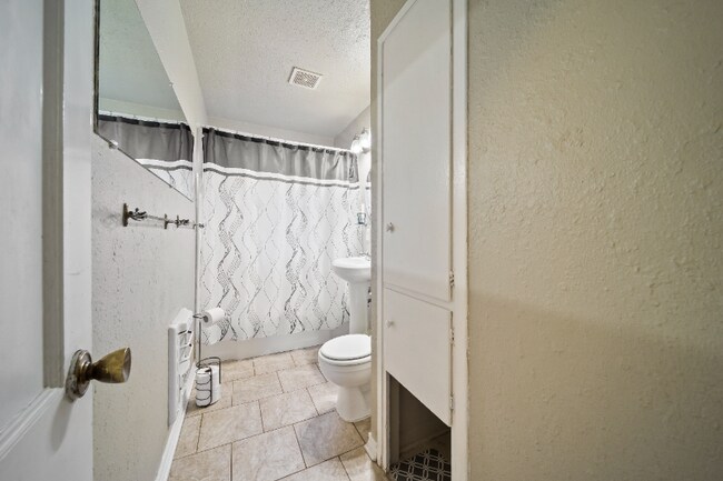 Building Photo - 1206 Oakwood Dr