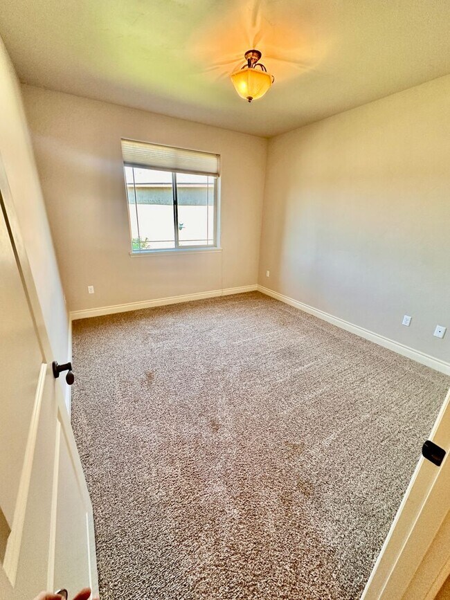 Building Photo - Spacious 4 Bedroom Home in Quiet Cul-de-Sa...