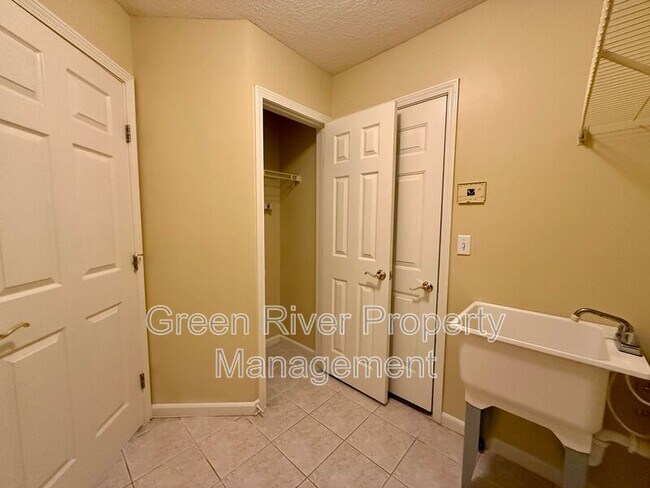 Building Photo - 8716 Canopy Oaks Dr