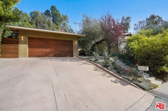 Building Photo - 1700 San Ysidro Dr