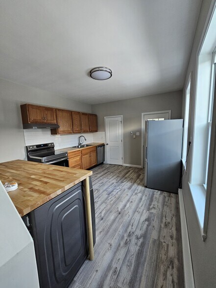 Building Photo - 1338 Main St