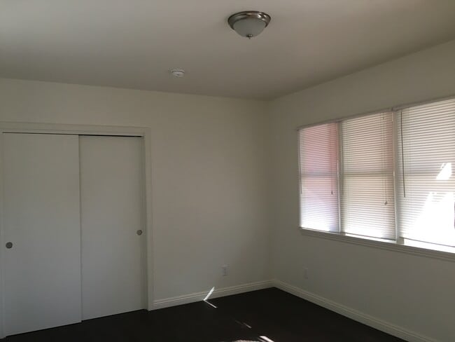 Building Photo - 1718 Huntington Dr