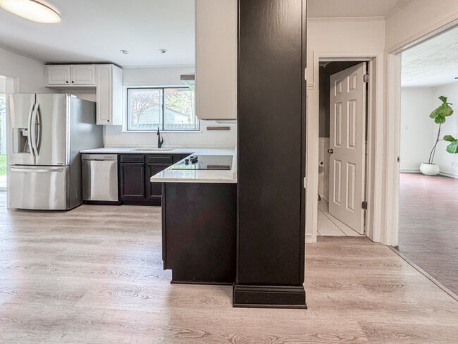 Building Photo - COME MEET YOUR NEW HOME IN KINGS GRANT!