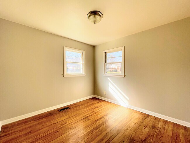 Building Photo - 1921 Stevens Ave NE